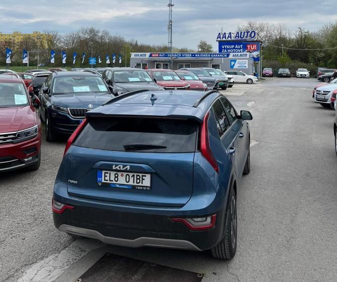 Tisíce kilometrov služobným elektroautom
