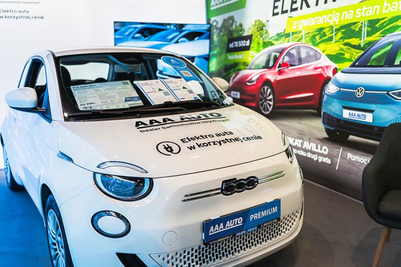 Kupujesz używanego elektryka? Wyniki ankiety pokazują, co naprawdę się liczy
